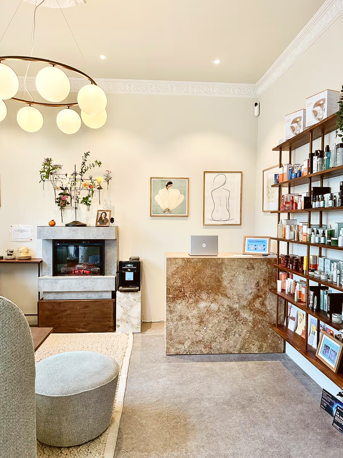 Venterom med peis og salvegrønne stoler på Self Care Clinic