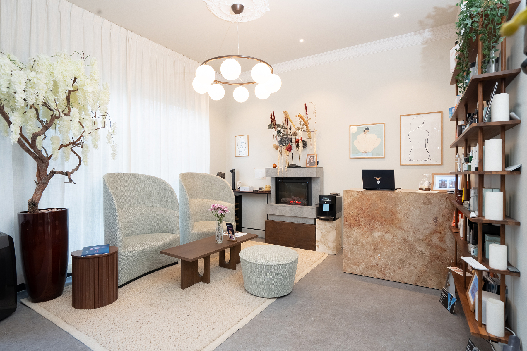 Interiøret i Self Care Clinic i Trondheim — lyst, rolig venterom med peis og salvegrønne stoler
